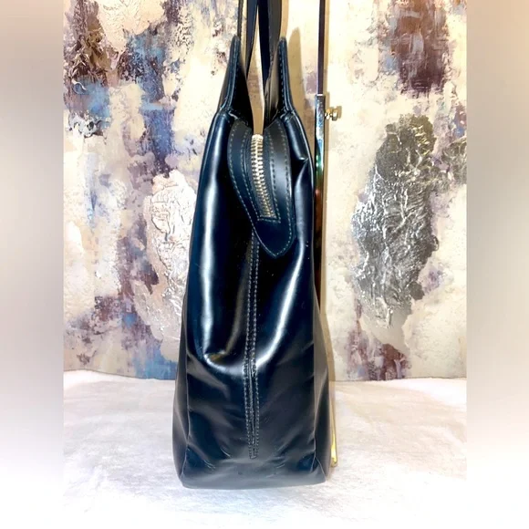 Authentic Salvatore Ferragamo Black Shoulder Bag - Picture 4 of 16